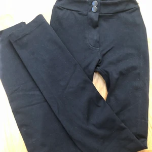 Calzedonia - Supersnygga push up svarta leggings från calzedonia/tights att  träna eller ha till vardags , knappt använd, storlek XS