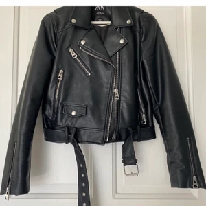 skinnjacka  - aldrig använd, endast testad💕  strl M men passar även S ( bild 1&2 är lånade bilder ) alla bud är bindande🥰