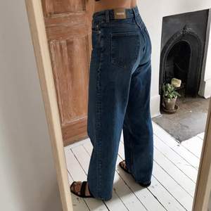 Säljer dessa weekday jeans i modellen rail då de inte kommer till användning! Storlek 26/32 som är lite för kort för mig som är 177 tyvärr:/Använt fåtal gånger så i gott skick. Köpare står för frakt (lånade bilder)