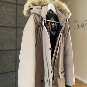 Canada Goose - Canada Goose trillium inköpt 2010 men knappt använd. Inga skador förutom den man drar upp dragkedjan med. (se sista bilden) OBS Jackan går att stänga ändå!!  Inga övriga skador eller smuts.   Kvittot saknas tyvärr men tag:en finns kvar. 