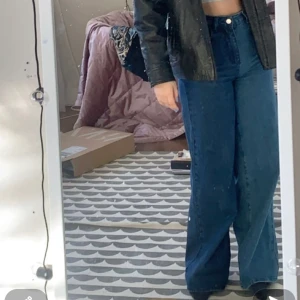 Jeans från shein - Supersköna jeans som sitter superbra men hittar knappt användning för dom! Kan skicka fler bilder om så önskas!🥰