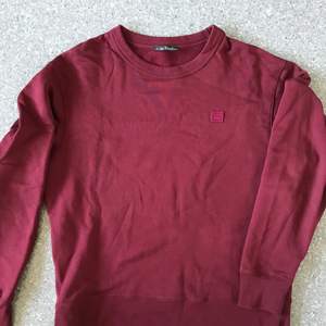 Size XL, Nice condition (still fluffy inside), Wine Red colored, if you hava any questions please message me :)