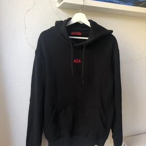 424 Logo Hoodie  - Jag köpte den här hoodien från The Double F för ungefär två månader sedan (kvitto finns), då jag älskar stilen! Tyvärr insåg jag dock inte när jag köpte den att den är av fleece-back-material, vilket jag personligen inte är ett särskilt stort fan av. Materialet är otroligt mjukt och bekvämt, men har en tendens att bli sådär lite knottrigt i min erfarenhet (se den sista bilden).   Nu har jag dock tvättat den försiktigt en gång, så tror inte att den kommer släppa nått mer knotter, men det blev änd