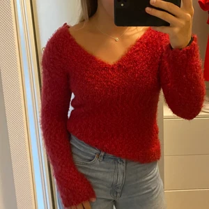 Long sleeve - Jättemysig och snygg long sleeve från Nellys ”Nelly trend” collektion i XS. Och jag är oftast en S men skulle säga att den passar på M/L men oxå XXS. Perfekt tröja att båda ha till festligare tillfällen men också hemma och mysa i. Går verkligen att styla upp och ner vilket jag har älskat. Så fin röd färg som har lite längre armar också. Men kommer tyvärr inte till användning längre. 