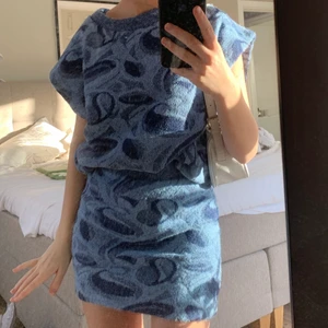 Zara set  - Säljer mitt fina set av stickad kjol och tröja, kjolen är aldrig använd och tröjan är i jättefint skick, passar mig som är 160 och brukar ha xs-s i de flesta plagg. Köparen står för frakt💛 settet är helt slutsålt på Zaras hemsida 