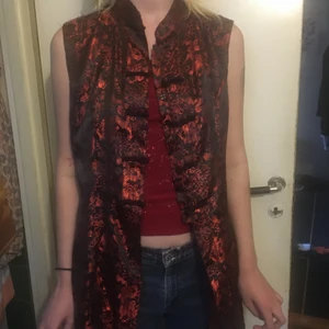 Kinesiskt plagg med drakmönster  - Kinesiskt plagg av silke med drakmönster