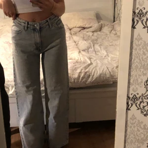 Monki Yoko light blue jeans - Jeans från monki i strl 27, använda ett fåtal gånger, säljes pga för stora för mig och inte kommer till användning, betalning sker via swish