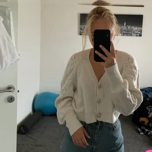 Stickad kofta - En vit, stickad kofta med knappar. Jättefin och mysig men jag har för många koftor. Den är i storlek S och är lagom oversized enligt mig. Den är köpt på Gina Tricot för 349kr