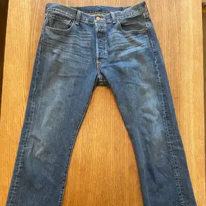 Säljer mina levis jeans 501. Storlek w34 l30 men sitter som w32 l32. Perfekt kvalitet och ser ut som nya! Köparen står för fraktkostanderna.