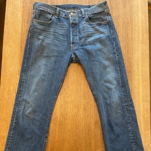 Levis 501 - Säljer mina levis jeans 501. Storlek w34 l30 men sitter som w32 l32. Perfekt kvalitet och ser ut som nya! Köparen står för fraktkostanderna.