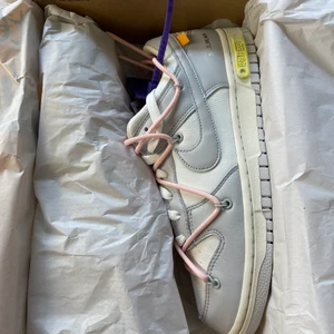 Nike dunk low off white lot 24 - Lot 24. Storlek 42,5. Ds. Bud och byten är välkomna 
