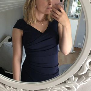 Marinblå klänning  - Marinblå festklänning från Nelly! Superfin. Storlek S men passar också XS. Tight och lite kortare💙