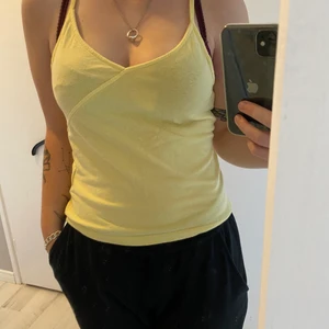 Ljusgult linne  - Ljusgult linne i supermjukt och stretchight material! Står att storleken är M men skulle säga att den även passar S