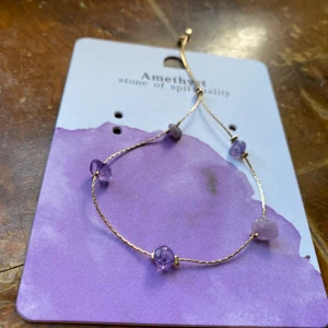 Armband  - Lila guldarmband från ginatricot. Helt nytt, bara testat!