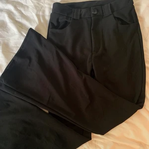 Kostymbyxor - Säljer dessa skitsnygga oanvända kostymbyxorna pga att de inte passade mig💖 utsvängda 