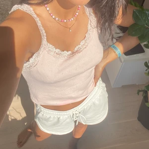 Virkat linne - Virkat linne från Bik Bok. Det finns en fläck på linnet, därav priset. Det går att vika in linnet för att på så sätt ”gömma fläcken” och på så sätt blir linnet mer användbart. 