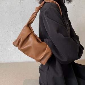 En brun rymlig väska köpt från shein som jag aldrig använder. Älskar att det är en magnet som öppning då det inte är en dra kedja som kan gå sönder. 💕 📦 Spårbarfrakt: 66 kr. 💕 📦 