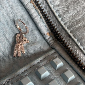 Glittrig nallebjörn örhänge  - Ett glittrigt nallebjörn örhänge köpt i Paris💕 med vackra stenar kan du rocka festen, och vara snyggast på skolan;)