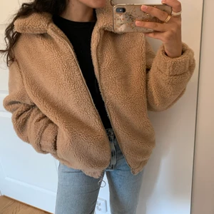 Jacka  - Supermysig jacka i teddy-material. I princip nyskick och perfekt till hösten! Strl XS men är i en oversized modell.💕