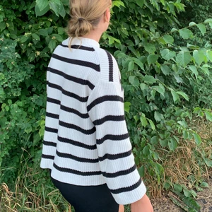 randig hm tröja - säljer nu denna randiga fina stickade tröjan ifrån hm! I en storlek Small men passar nog större storlekar med. Inte använd mycket och har inga defekter🤍 köparen står flr frakten 