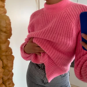 LXA rosa tröja 💘 - Säljer denna fina stickade hösttröjan från Linn Ahlborgs märke LXA. Nypris 599 💘💘 storlek S men passar fler beroende på hur man vill att den ska sitta då den är oversized!! Passar perfekt under en väst i höst 🍂 