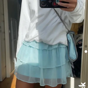 Volang kjol - (Lånade bilder) Säljer då den ej kommer till användning, endast testad. Strl M men passar mig som har vanligtvis har S 💕 (vet ej om kjolen på bilden är helt likadan som den jag säljer men tog en liknande bild då jag ej har några bilder på den andra!