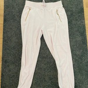 Juciy byxor - Dessa väldigt fina juciy byxor har används få få gånger! Dom är från second hand! 