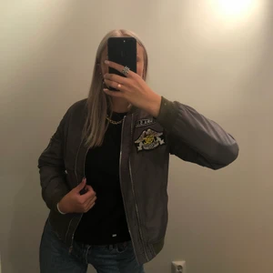 Grön bomberjacka  - En snygg vintage bomberjacka, perfekt till vår/hösten. Köpt i Paris och är i märket Sweewë. Säljer då den inte kommer tillanvänding. Storlek: S. Skicka för fler bilder och vid intresse!😊 frakt tillkommer!