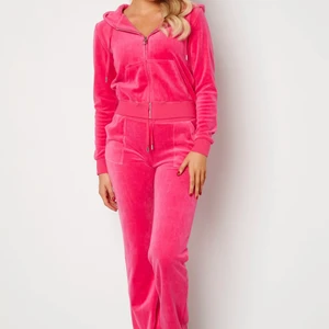 Äkta juicy dress  - Byxor M tröja S inte mkt använt superfint skick! Fick inte notiser på förra annonsen så missade alla som skrev 😳💕