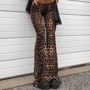  Leopard byxor  - Väldigt vida leopardbyxor. Super fina och nyligen köpta men kommer inte till någon användning :/ fint skick! Jag är 168 och på mig är de väldigt långa. 