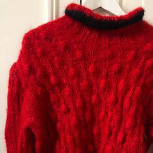 Superfin vintage hemstickad tröja i röd färg, fint skick! Strl XS-L beroende på önskad passform 🥰