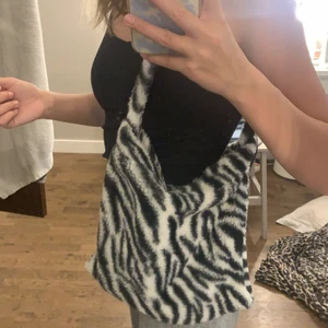 Zebramönstrad väska - Säljer denna jättefina och mjuka väska som inte kommer till användning längre💗 Köparen står för frakt💗
