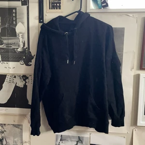 Svart hoodie - Svart hoodie från monki 