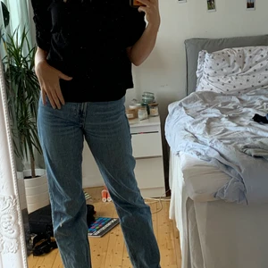 Gullig topp från Gina  - Svart topp med puffärmar 