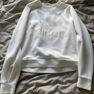 En jättefin vit tröja från Adidas, säljer då den tyvärr är för liten. Den är i mycket bra skick, frakt tillkommer! 