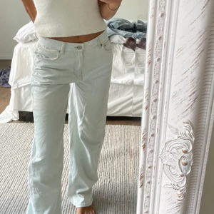 LÅGMIDJADE JEANS💙 - Super snygga jeans, sitter lågmidjade på mig, oversized i modellen. 3 för 2 på allt!!