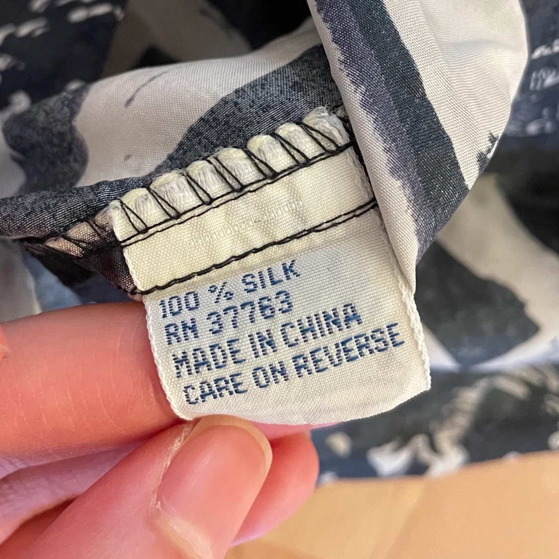 Silkesskjorta med mönster  - 90