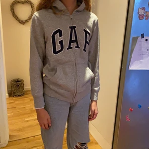 Hoodie, med dragkedja och luva - En mycket fin, hoodie med dragkedja och luva för de kalla nätterna. Large hoodie med bra passform.