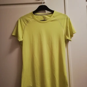 Träningstopp  - Neon gul/grön träningströja, superskönt material men nästan aldrig använd. Från lager 157 och storlek small 