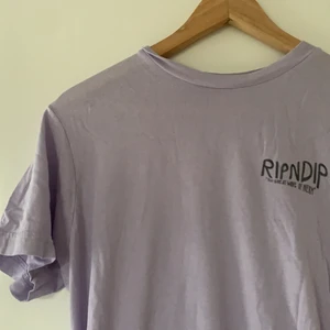 Ripndip lilla tröja  - Bra skick ripndip tröja❤️ i fin lila färg❤️ riktig och köpt för 450kr, lite defekter i trycket på baksidan, personligen tycker de ser bra ut ändå. Säljer för 200kr + Frakt ❤️