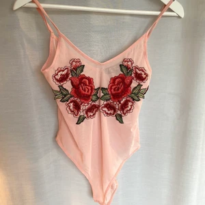 Meshtopp  - Svincool meshtopp från carlings i strl. XS men känns lite mer som en S! Justerbara axelband, helt oanvänd💕