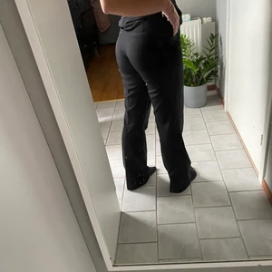 Bikbok kostymbyxor  - Säljer dessa superfina kostymbyxor, bara använda fåtal gånger. Säljer pga att det inte är min stil längre, säljer för 200 + köparen står för frakten (66kr). De är i storlek 40 men jag har sytt in de så att de är numera en 38 skulle jag säga