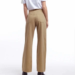 Beiga jeans - Supersnygga utsvängda beiga jeans från Gina Tricot, som inte används längre pga för små. Är 160 och dom är långa och när ner i marken på mig. 