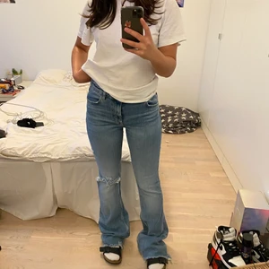Zara jeans bootcut - Zara jeans storlek 36 med hål i knät använda 1 gång. Jag e 164 cm :) (osäker på om de får plats i postnord M paket men det går att diskutera vid köp)
