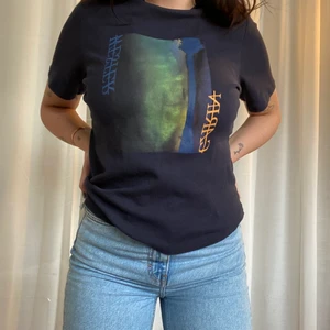 Carin Wester T-shirt  - Typ den skönaste T-shirten jag någonsin ägt, kommer dock alldeles för sällan till användning för mig! Det är en Carin Wester i strl S💙