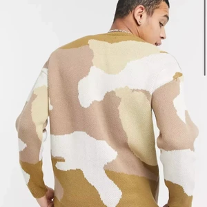 Tröja från asos man - Skitcool stickad tröja ifrån Asos man. Sparsamt använd. Är i herrstorlek M sitter jättefint oversized på mig som normalt sett är en S