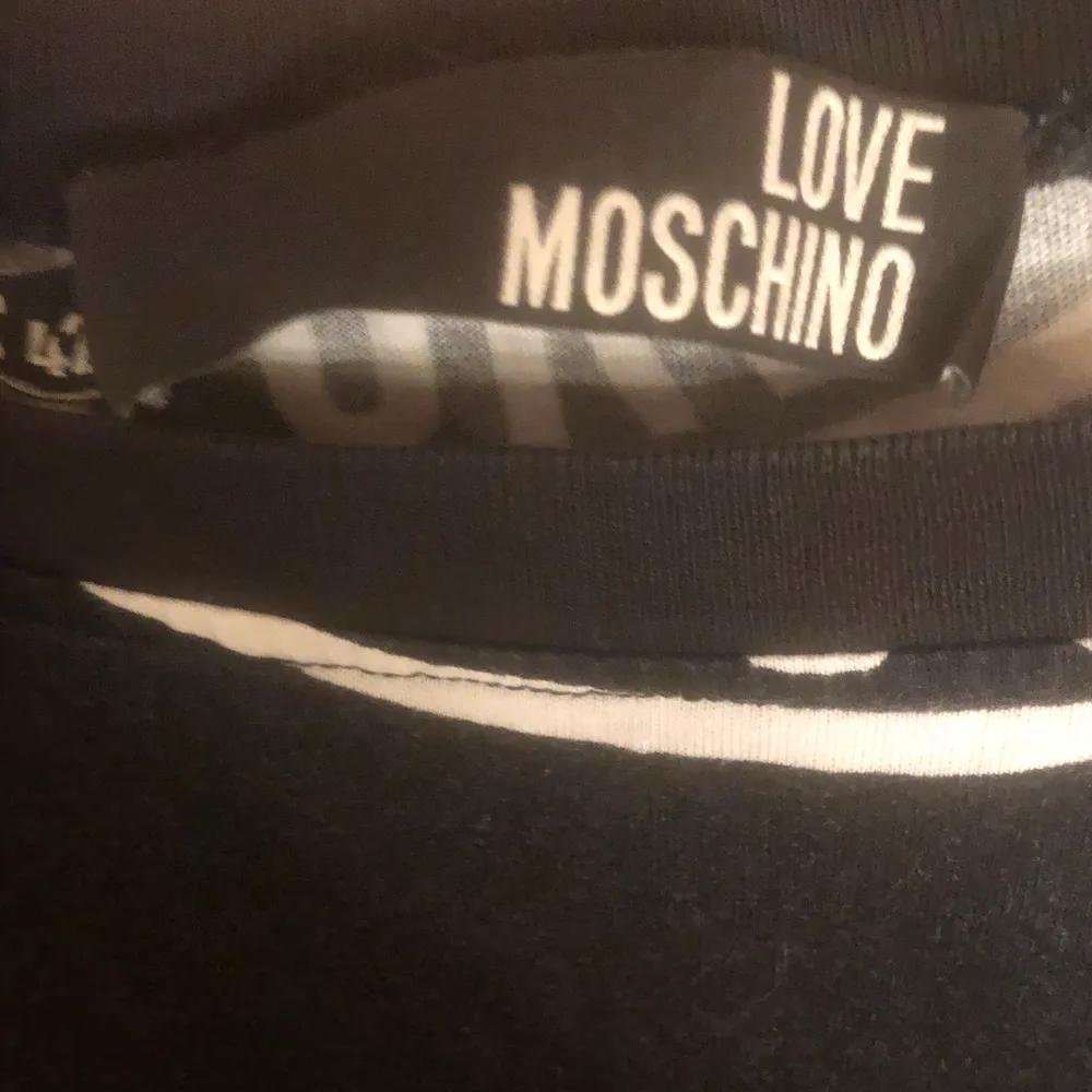 Super gullig love muschino t-shirt i super bra skick!. T-shirts.