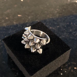 Edblad Ring - Säljer en populär Edblad ring med nitar i rostfritt stål i storlek M. Säljer den då jag inte använder den. Använd max 5 gånger, inga repor eller liknande dvs som ny. Frakt ingår ej i priset. Bud tas emot i kommentarerna!  •HÖGSTA BUD: 400