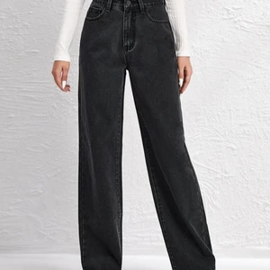 Raka jeans - Svarta raka/breda jeans med hög midja och långa i modellen. Jätte fina men lite stora för mig, helt oanvända!