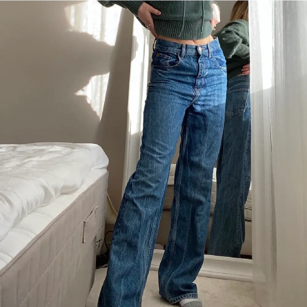 (Lånade bilder) snygga jeans från zara som endast är testade. Köparen står för frakt på 66kr💞. Jeans & Byxor.